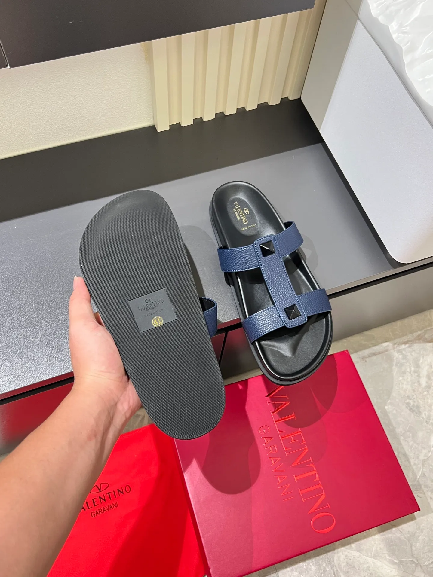 Men's shoes 💰p300 VALENTINO Men's 🧍‍♂️ Spring and summer new style metal logo flat slippers, elegant sandals, the same style worn by celebrities, original molding, imported calfskin. Rubber outsole. Soft and durable, full set of counter packaging size: 39-44 (.45.46 customized)